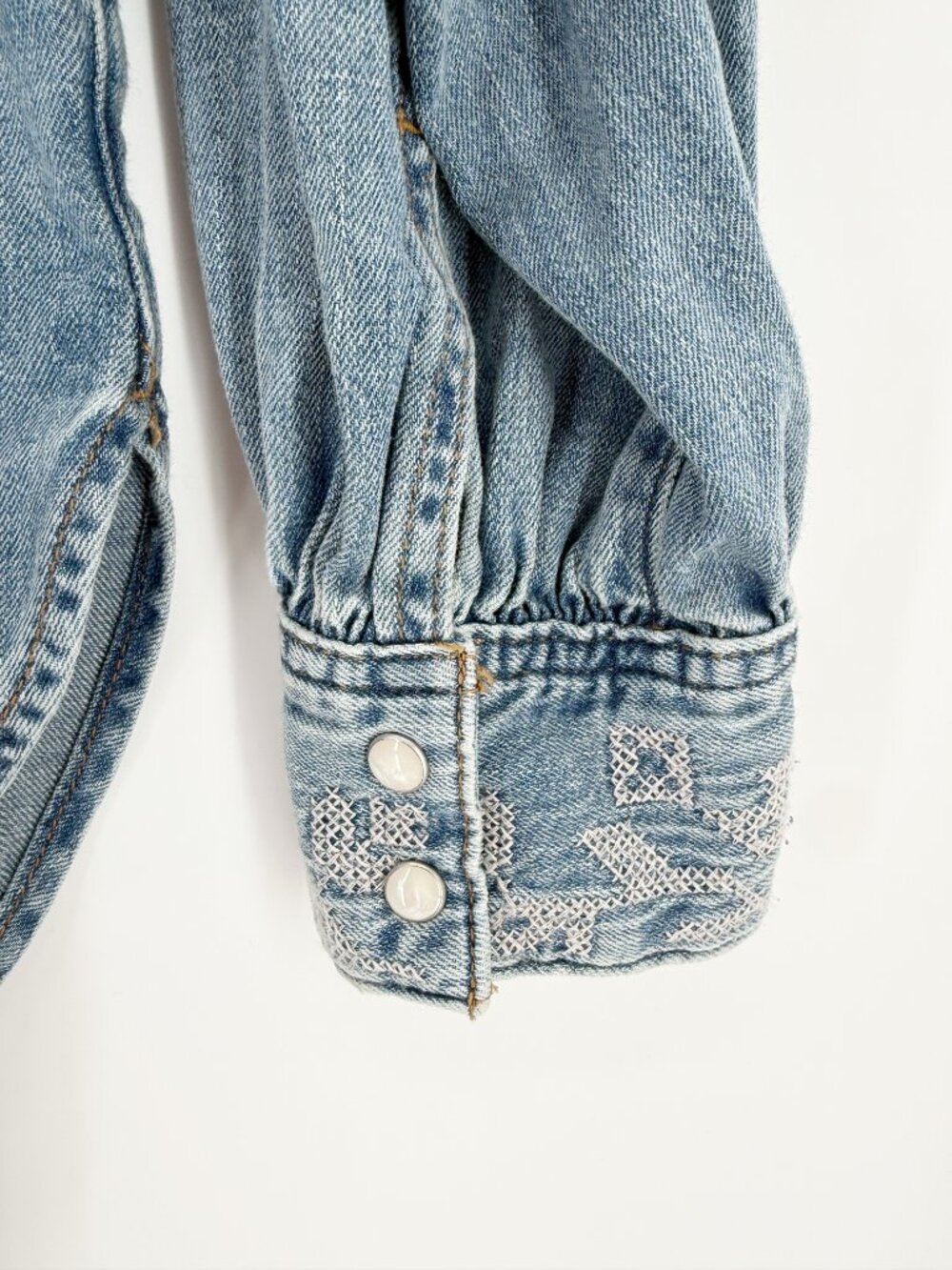 Universal Thread Denim Chambray Embroidered Pearl Snap Shirt Medium Wash M - Picture 3 of 12